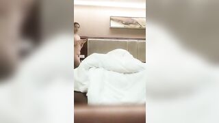 《91沈先生》大哥招嫖小卡片给他找来两个妹子玩双飞哈哈每天吃几个生蚝的沈先生就是厉害