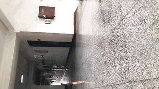 【麻花免费视频】廁拍大神冒充學生潛入某高校偷拍幾個學生妹噓噓