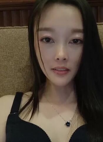 男男女女酒店開房群P 身材苗條細腰翹臀 鮑魚粉嫩超多水 穿衣良家範 脫了變淫娃