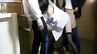 【轮奸】粉鲍黑丝少女锁拷男厕被多男轮操内射 高清