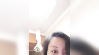 性感的人妻熟女非常有气质的御姐家中偷情小帅哥，第一次玩直播听指挥温柔的口活，被男主舔逼好害羞干就完了