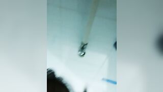 【麻花免费视频】小少妇跟大哥来公园游玩，逼里塞个跳弹自慰边走还被大哥捏奶子，公测里面全裸自慰骚逼，挤奶水自己舔着吃