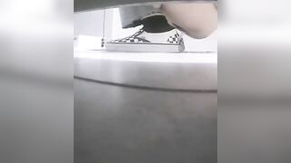 最新流出办公楼厕拍系列 骚气黑衣小妹还没蹲下就走光被看到晃眼的白内裤