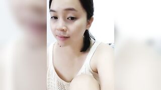 哺乳期少妇性饥渴露脸吃大鸡巴，主动上位抽插挤奶水给狼友吃