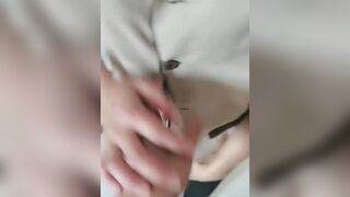 渣男强上家里的小保姆，正在做家务的小保姆被渣男扒光按在床上激情抽插，各种体位爆草呻吟可射