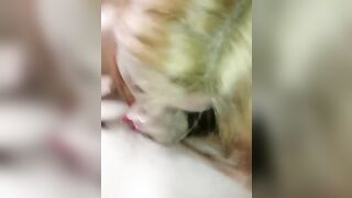 翘臀娇娃小萌女露脸跟人玩3P，嘴里塞个鸡巴不断深喉，后面还有大哥按着翘臀爆草抽插，压抑的呻吟