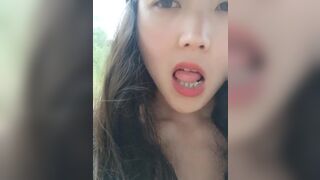 户外无敌小骚妞，全裸自慰呻吟给大哥口交，激情户外无视旁边路过的大爷，站着激情后入啪啪揉奶子