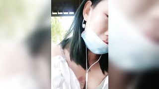 小野猫丫丫就是喜欢户外的刺激，露脸公园凉亭内展示骚逼，跳弹自慰呻吟好刺激啊不要错过