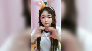 逼逼无毛扎两个辫子挺嫩萌妹子自慰秀 黑色网袜道具塞逼逼