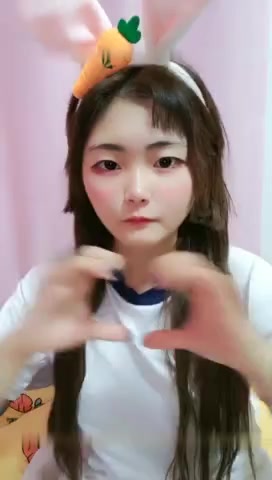 逼逼无毛扎两个辫子挺嫩萌妹子自慰秀 黑色网袜道具塞逼逼